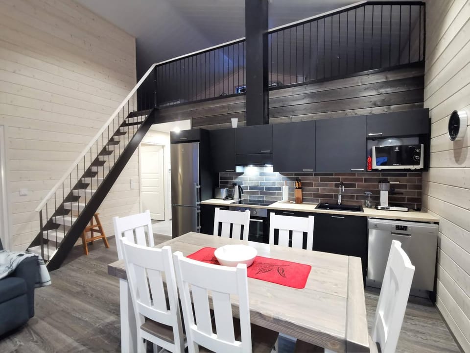 Kitchen or kitchenette, Dining area