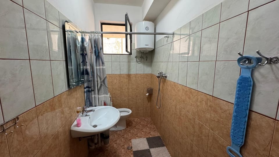 Shower, Toilet, Bathroom, towels