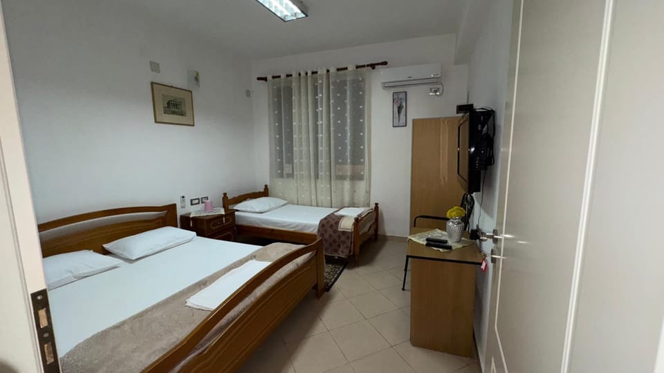 Bed, TV and multimedia, Photo of the whole room, Bedroom, hair dresser, wardrobe, air conditioner