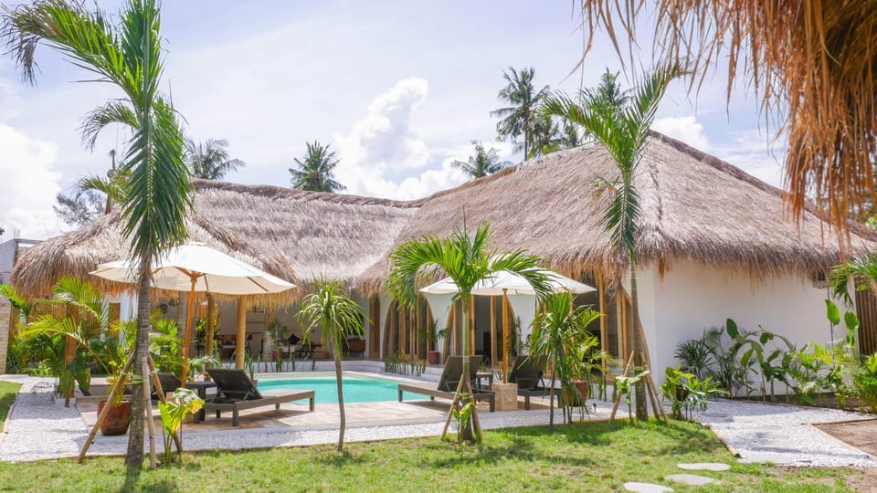 Property building, Patio, Day, Garden view, Pool view, Swimming pool, sunbed
