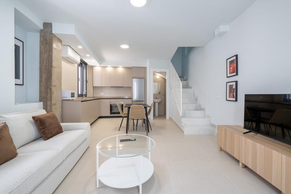 TV and multimedia, Kitchen or kitchenette, Living room, Photo of the whole room, Dining area