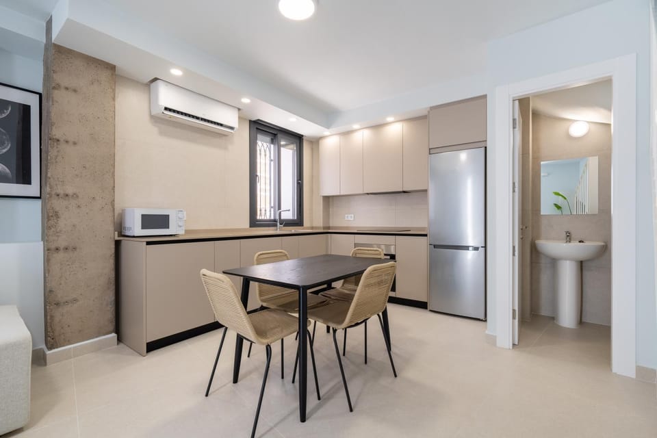 Kitchen or kitchenette, Dining area, air conditioner