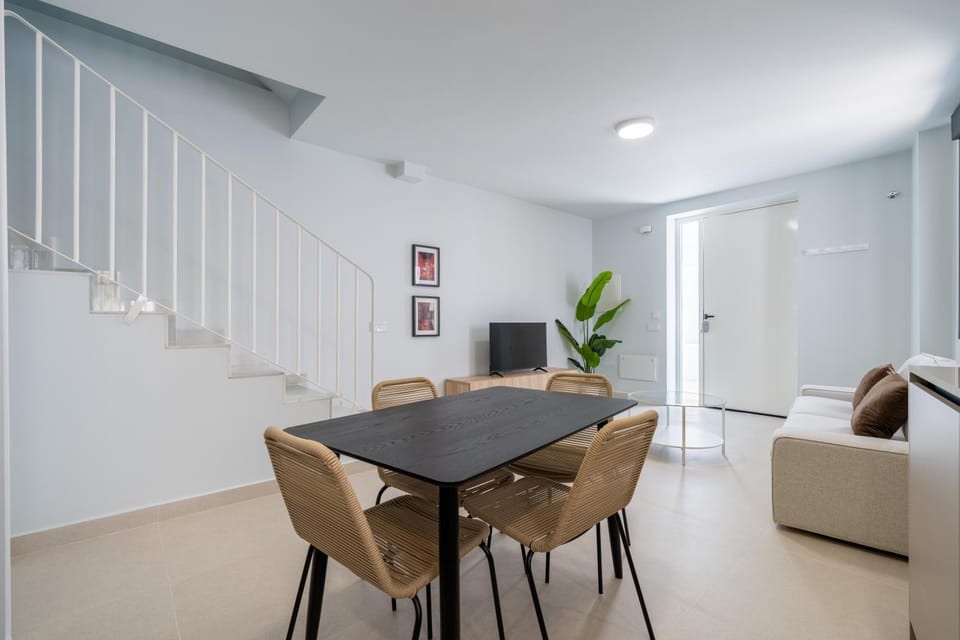 TV and multimedia, Living room, Photo of the whole room, Dining area
