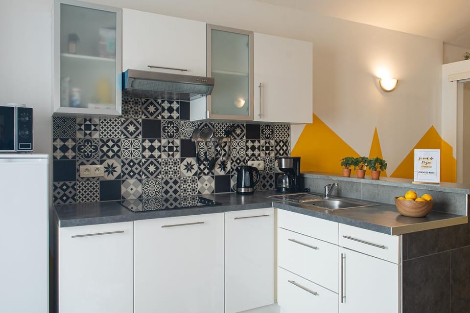 Kitchen or kitchenette, minibar