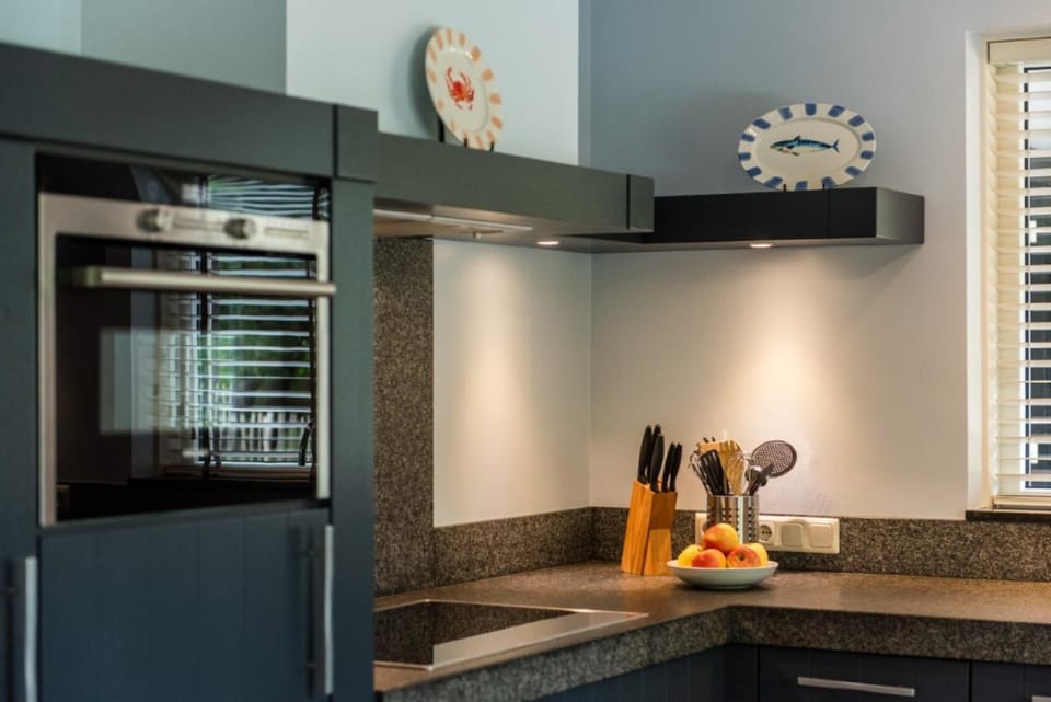 Kitchen or kitchenette, Food and drinks, Food, oven, stove