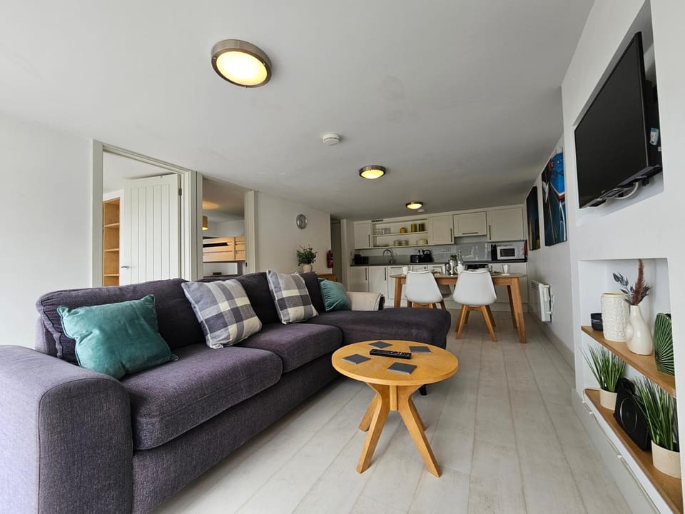 Communal lounge/ TV room, Living room, Seating area, Evening entertainment