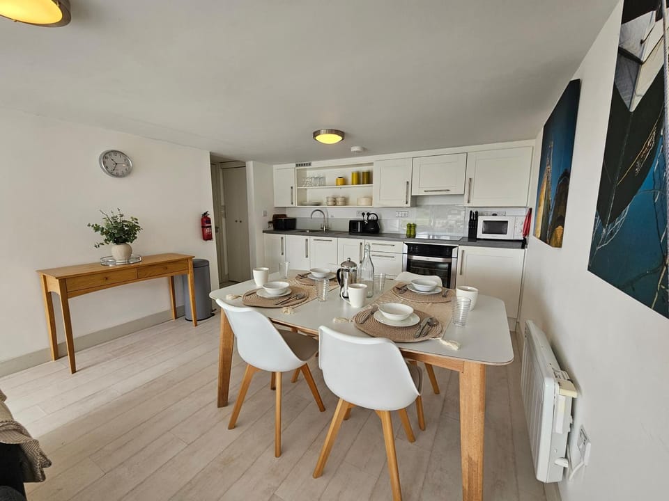 Kitchen or kitchenette, Dining area, stove