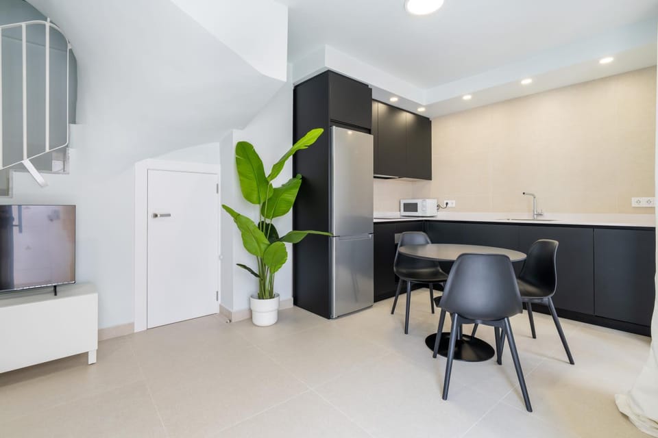 Kitchen or kitchenette, Dining area, oven, stove