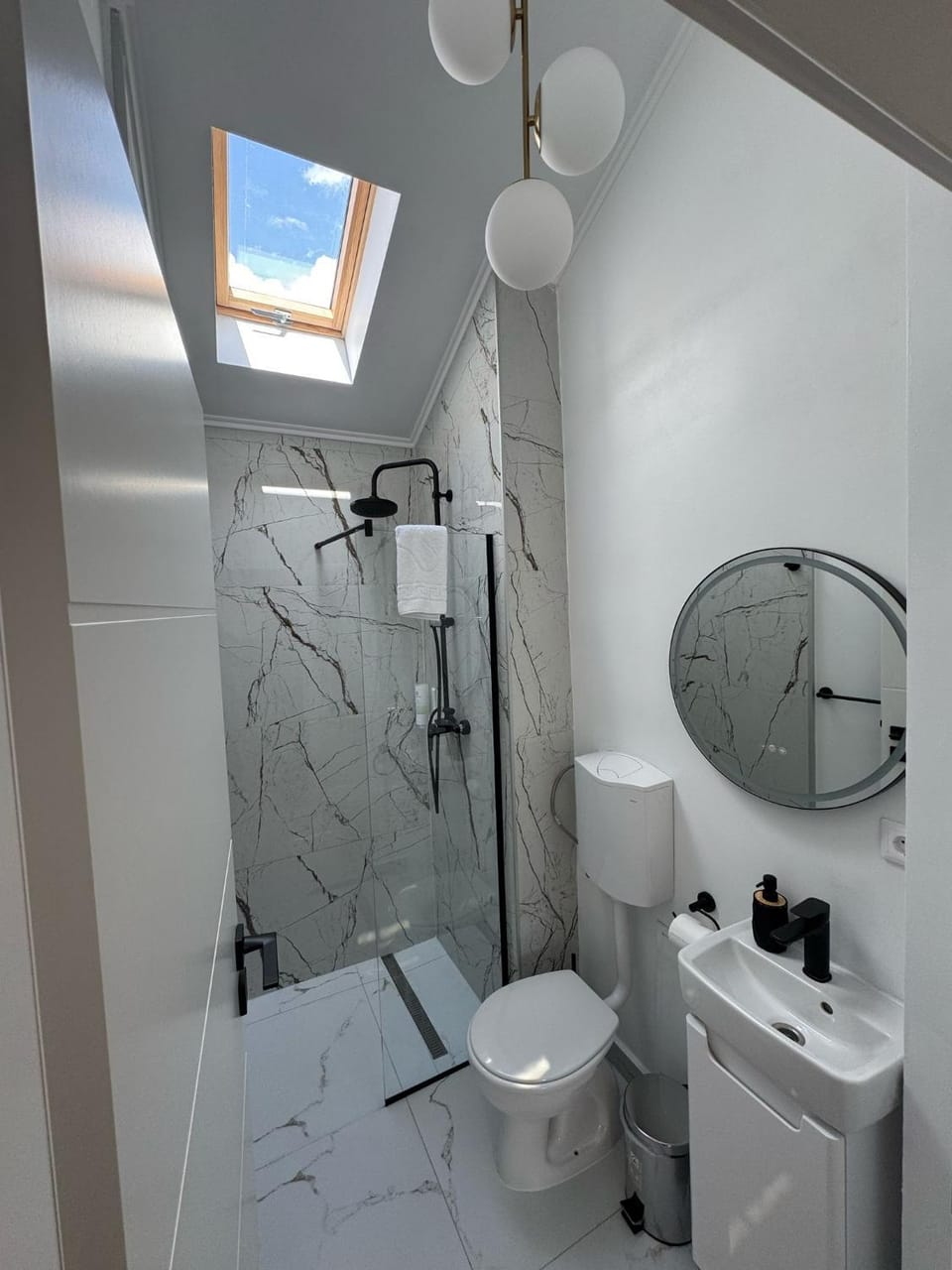 Shower, Toilet, Bathroom, towels