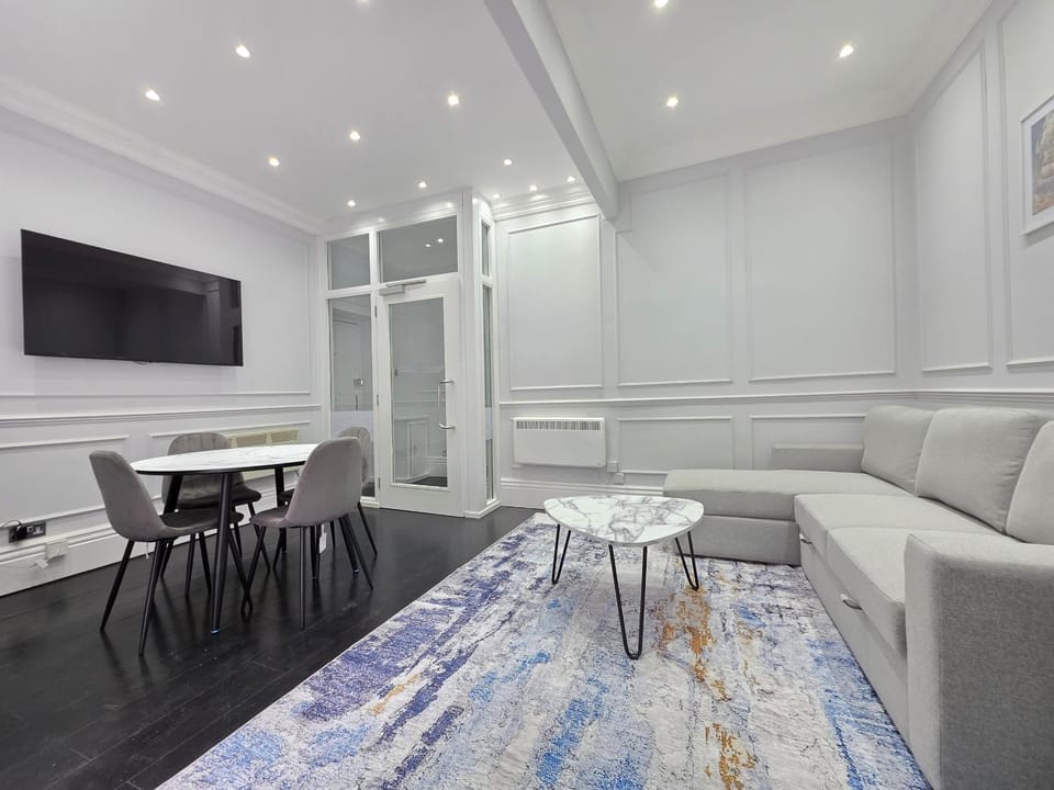 TV and multimedia, Living room, Seating area, Dining area