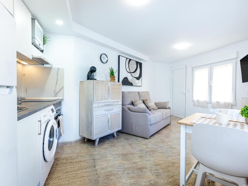 TV and multimedia, Kitchen or kitchenette, Living room, Seating area, Dining area, stove, washing machine