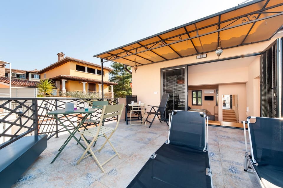 View (from property/room), Balcony/Terrace, Seating area, Dining area