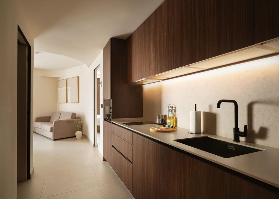 Coffee/tea facilities, Kitchen or kitchenette, stove