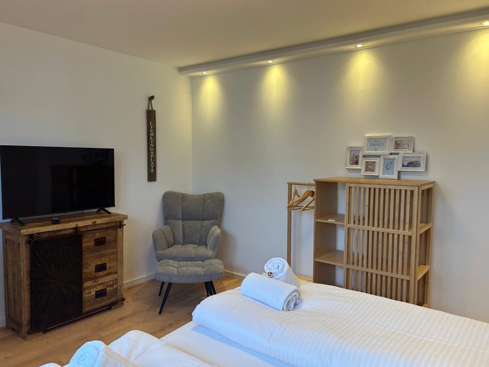 Bed, Photo of the whole room, Seating area, Bedroom, towels