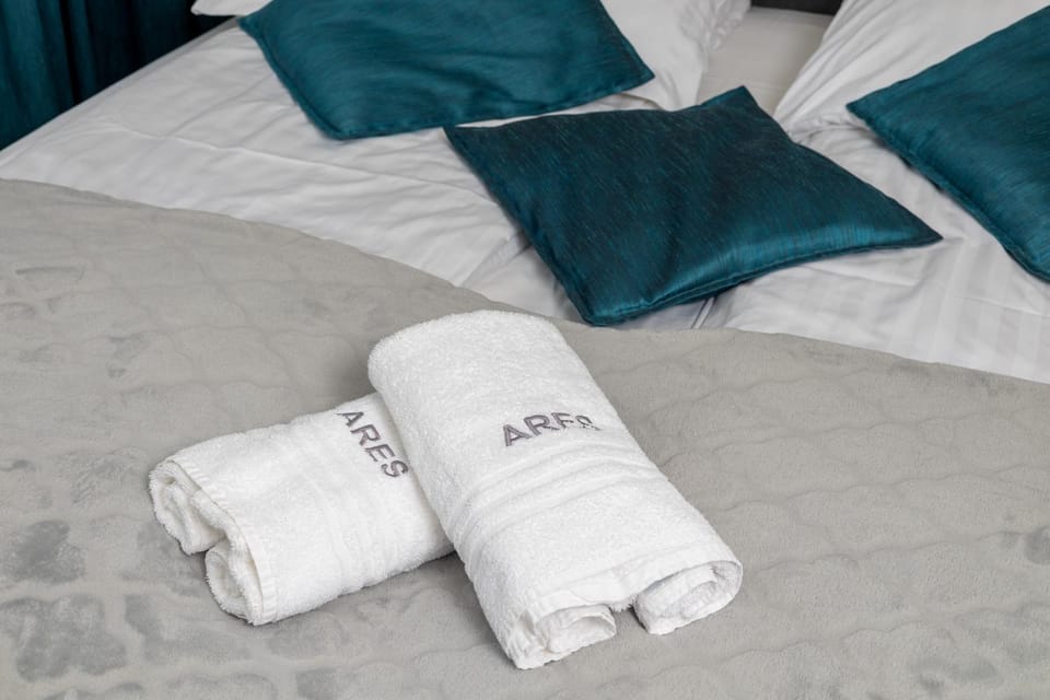 Bed, Bedroom, towels