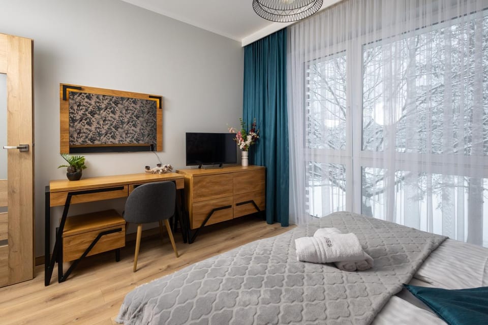 Bed, TV and multimedia, Bedroom