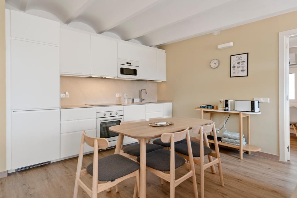 Coffee/tea facilities, Kitchen or kitchenette, Dining area, dishwasher, oven
