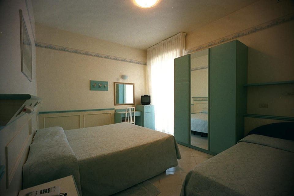 Day, Photo of the whole room