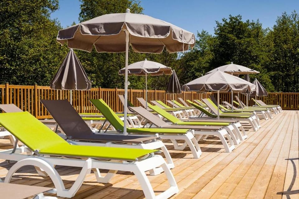 Swimming pool, sunbed