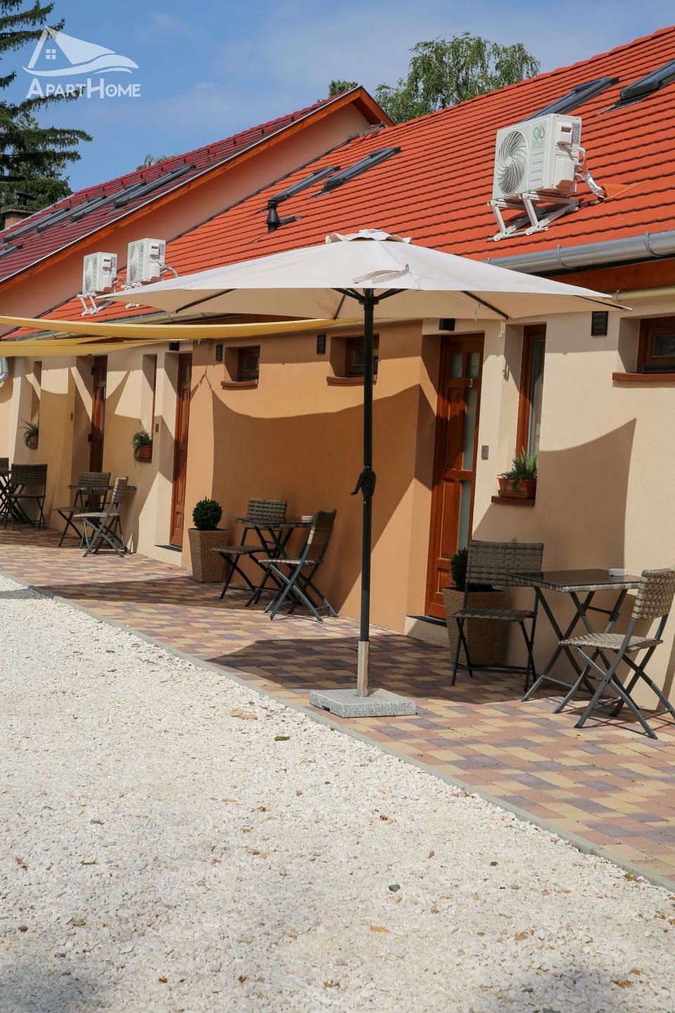 Property building, Summer, Balcony/Terrace, Meals