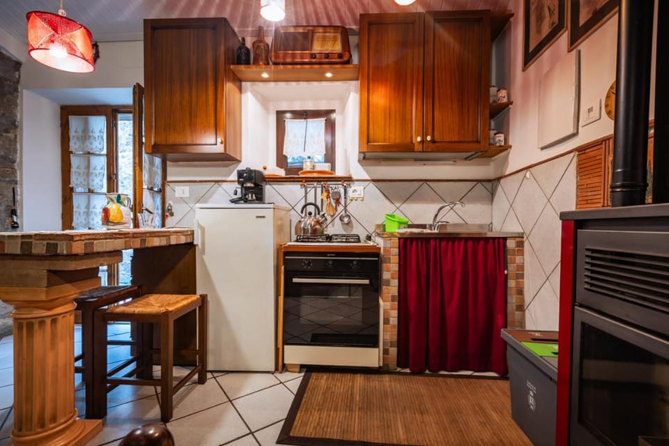 Kitchen or kitchenette, Dining area, oven, stove