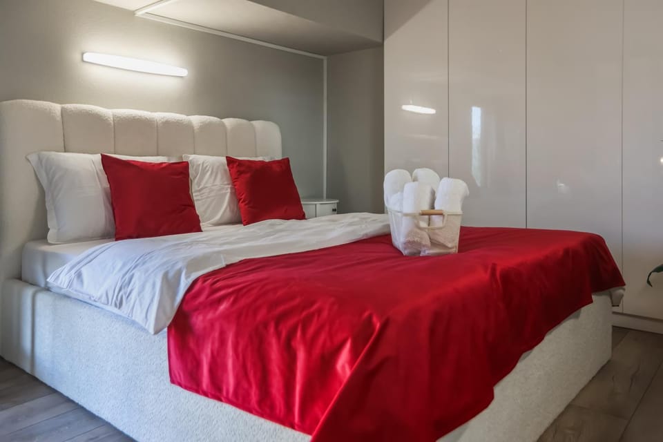 Bed, Photo of the whole room, Bedroom, towels