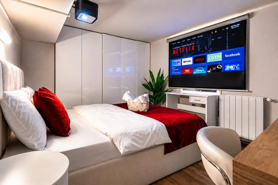 Bed, TV and multimedia, Photo of the whole room, Bedroom