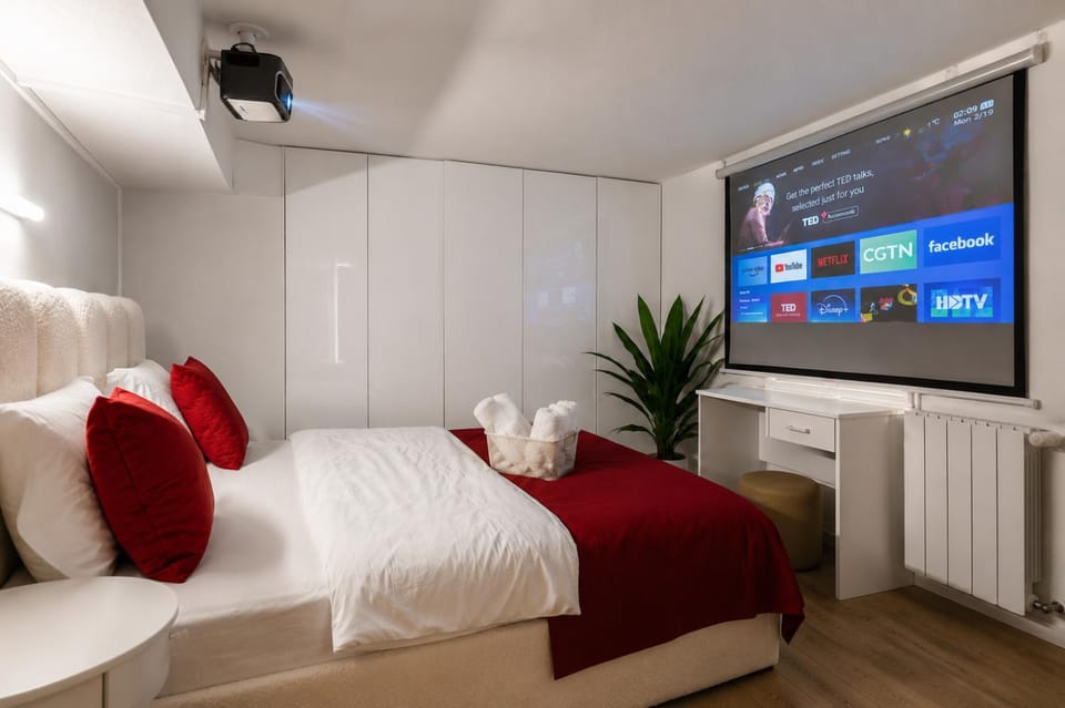 Bed, TV and multimedia, Photo of the whole room, Bedroom