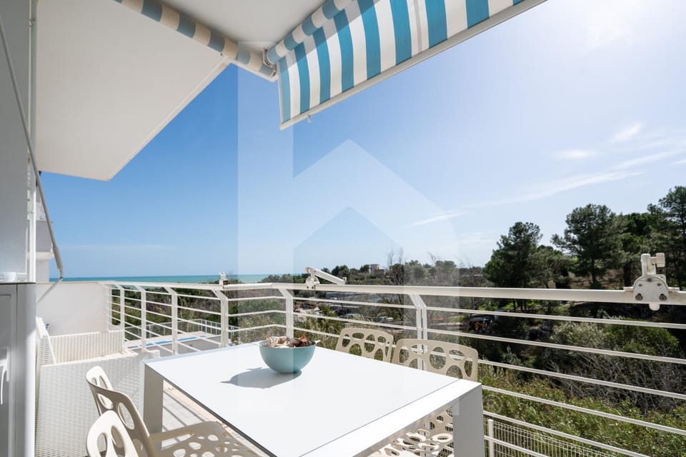 Day, Natural landscape, Balcony/Terrace, Dining area, Sea view