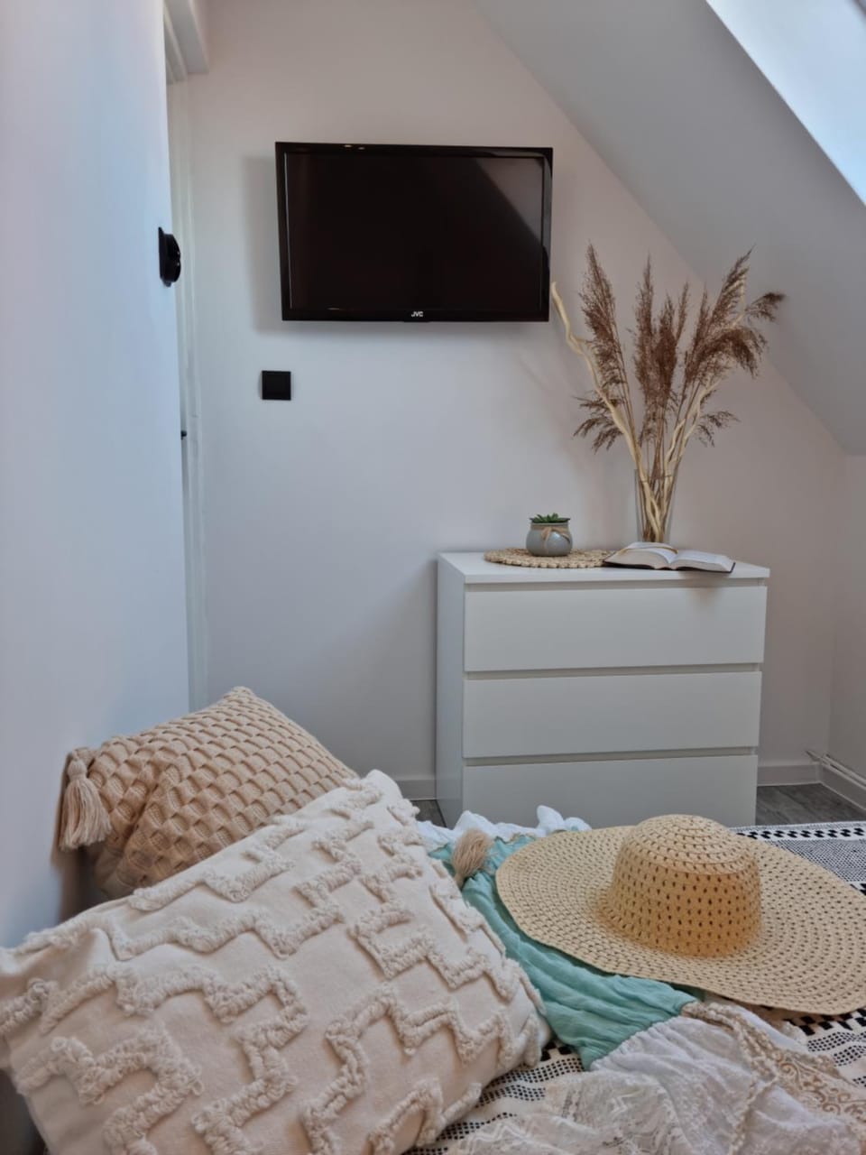 Bed, TV and multimedia, Bedroom