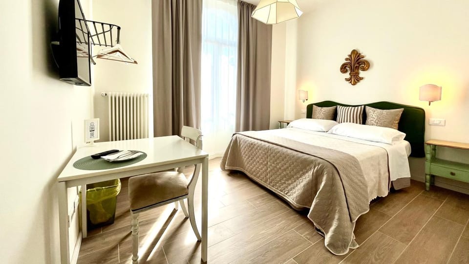 Bed, TV and multimedia, Bedroom