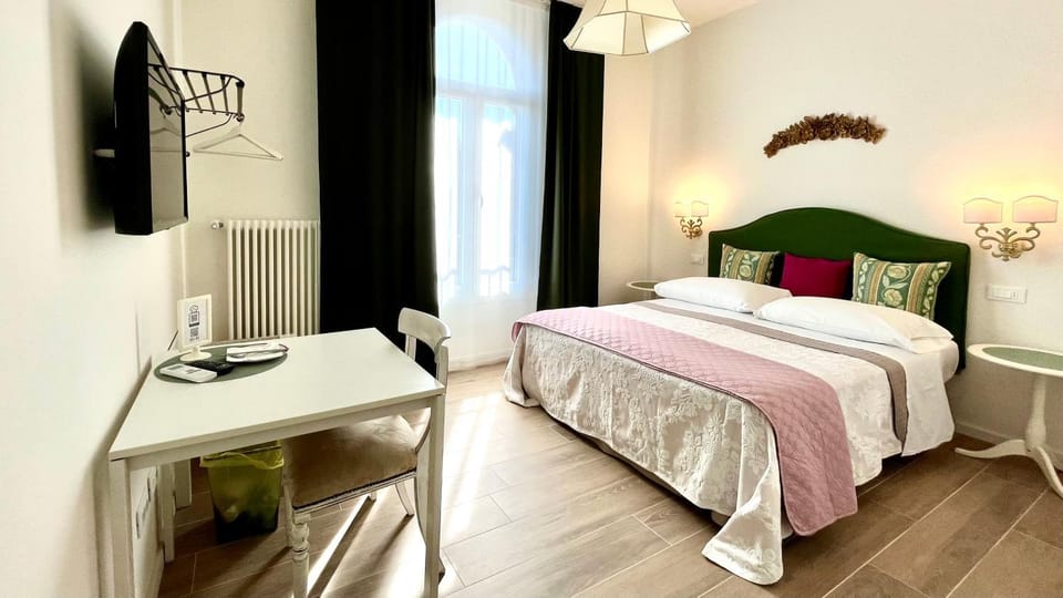 Bed, TV and multimedia, Bedroom