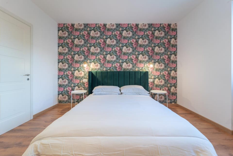 Bed, Photo of the whole room