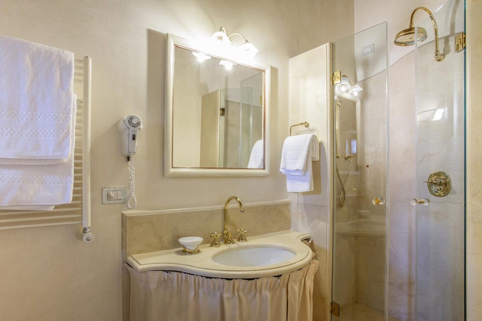 Shower, Toilet, Bathroom, towels