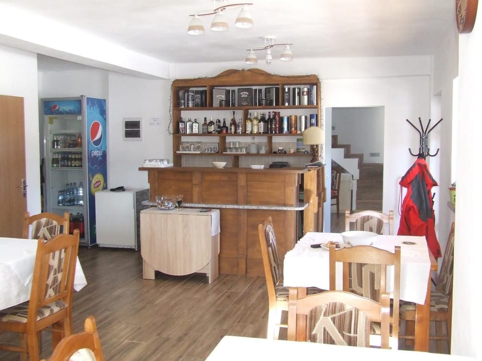 Restaurant/places to eat, Restaurant/places to eat, Lounge or bar