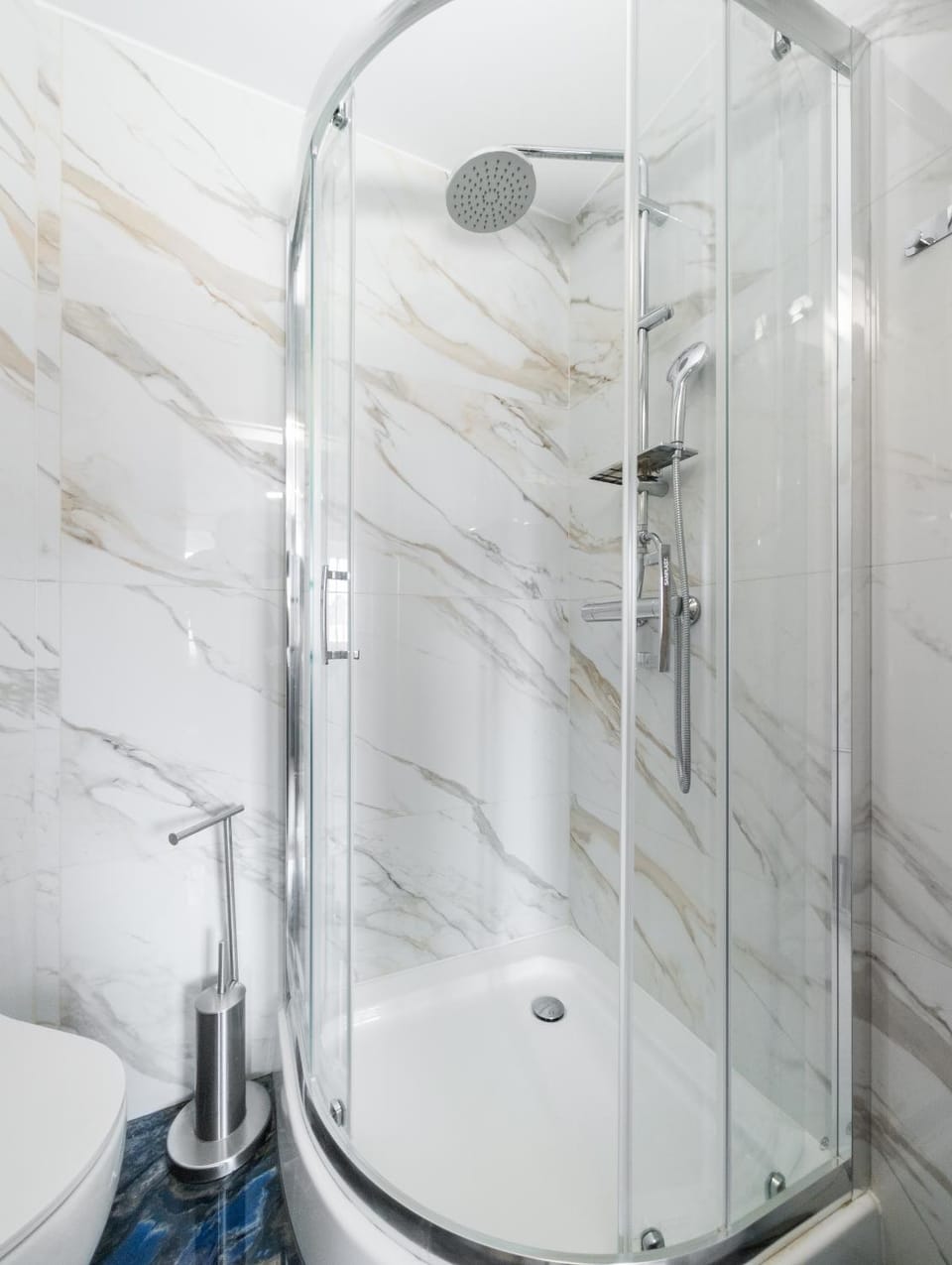 Shower, Toilet