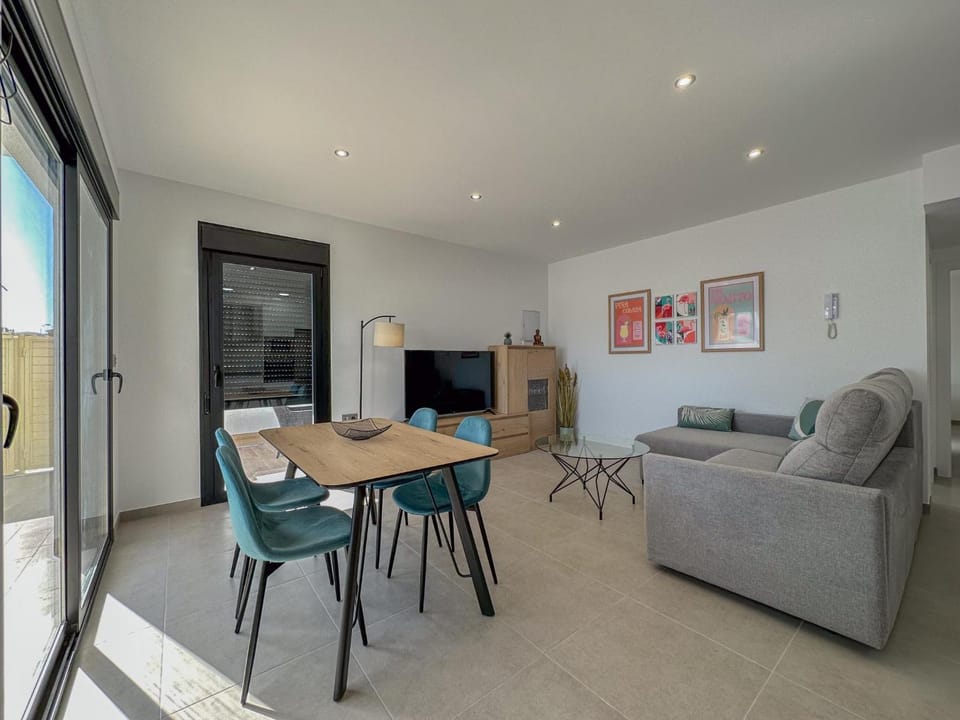 Communal lounge/ TV room, Dining area