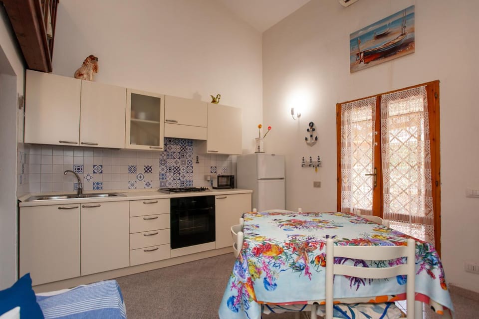 Kitchen or kitchenette, Dining area, oven, stove