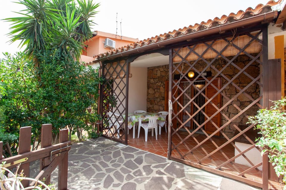 Property building, Day, Garden, Garden view