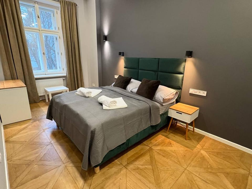 Bed, Bedroom, towels