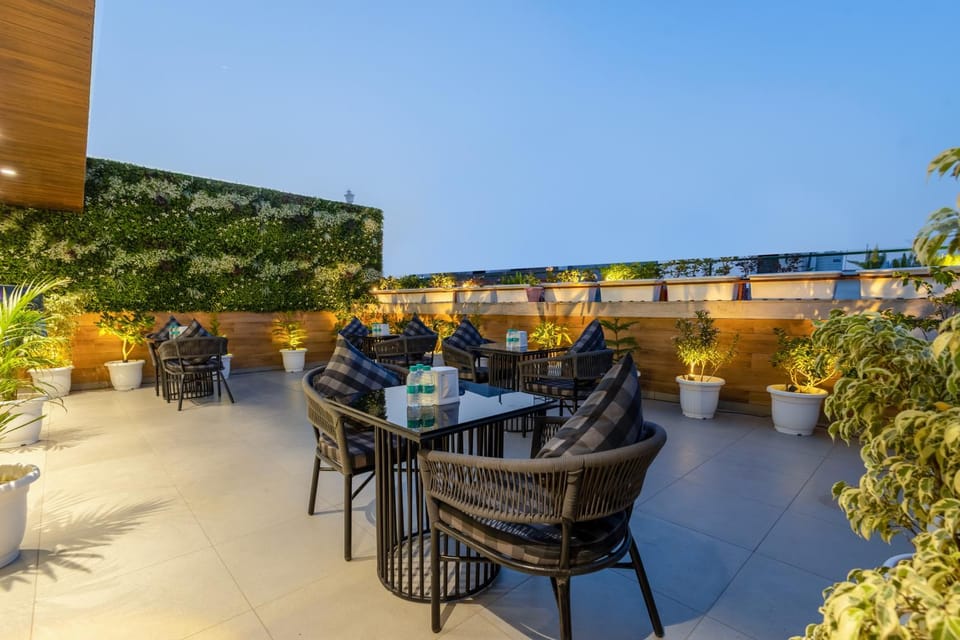 Restaurant/places to eat, Balcony/Terrace, Seating area