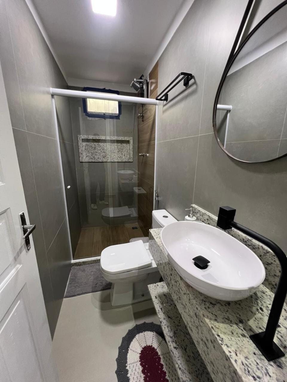 Shower, Toilet, Bathroom, towels