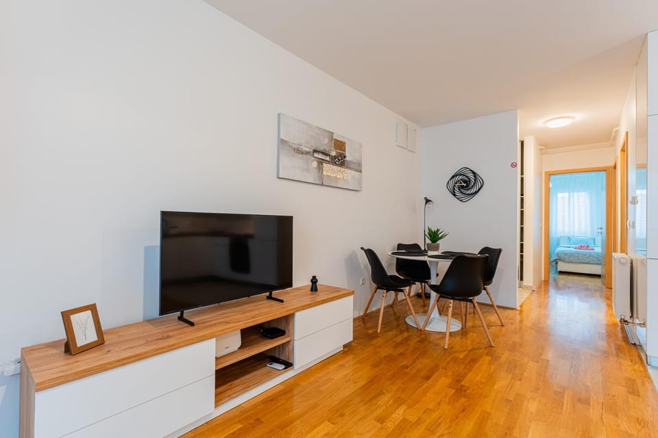 TV and multimedia, Seating area, Dining area