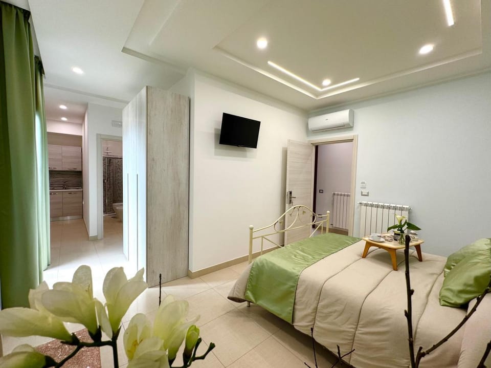 Bed, TV and multimedia, Photo of the whole room, Bedroom, air conditioner