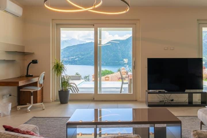 Communal lounge/ TV room, Natural landscape, TV and multimedia, Dining area, Evening entertainment, Lake view, Mountain view