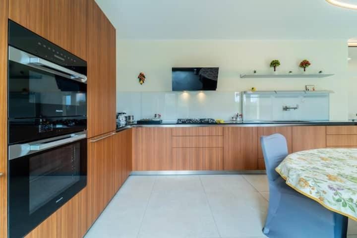 TV and multimedia, Kitchen or kitchenette, oven, stove