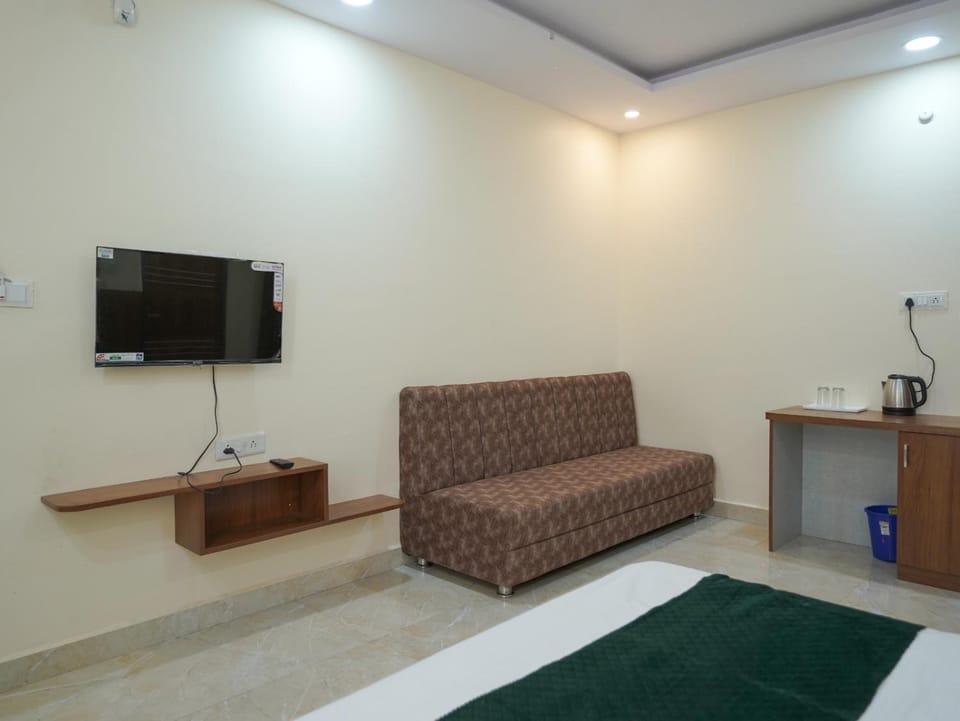 Bed, Seating area, Bedroom