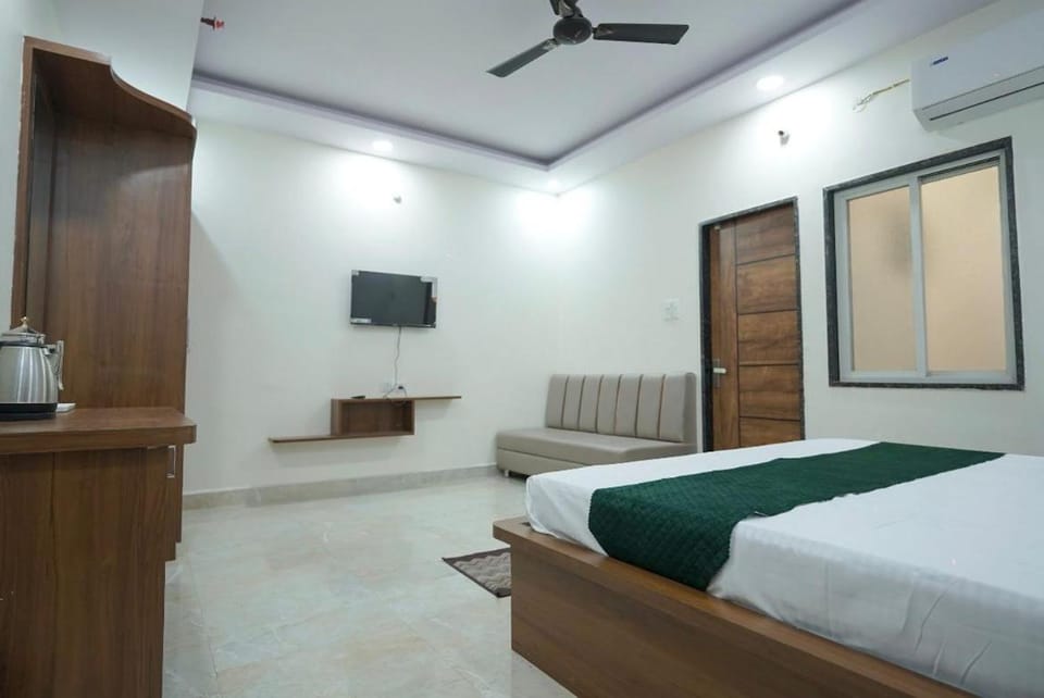 Bed, TV and multimedia, Photo of the whole room, Bedroom, fireplace, air conditioner