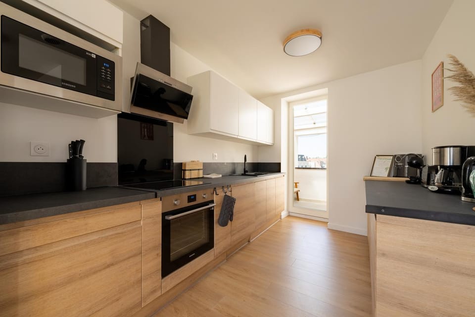 Coffee/tea facilities, Kitchen or kitchenette, dishwasher, oven, stove, toaster