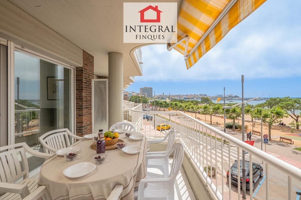 Property building, Balcony/Terrace, Beach, Food